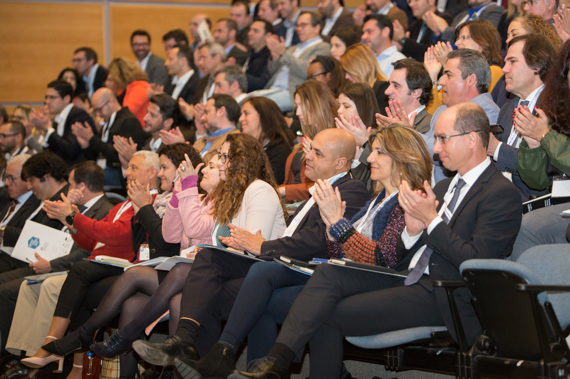 Orador em palco de conferência
