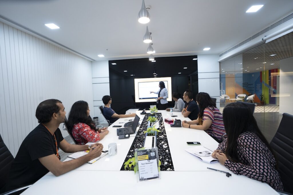 Consultor a liderar reunião comercial