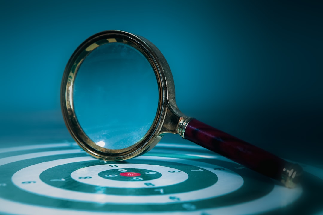 Lupa sobre alvo com mira de precisão para prospeção comercial