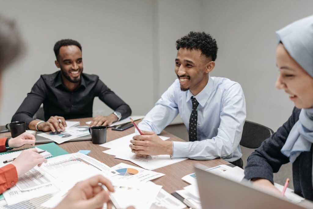 Equipa em formação comercial prática numa reunião de role-play
