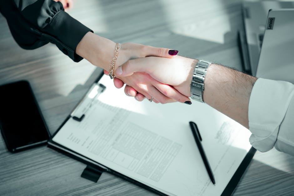 Aperto de mão de fecho de negociação comercial sobre contrato — acordo profissional B2B selado