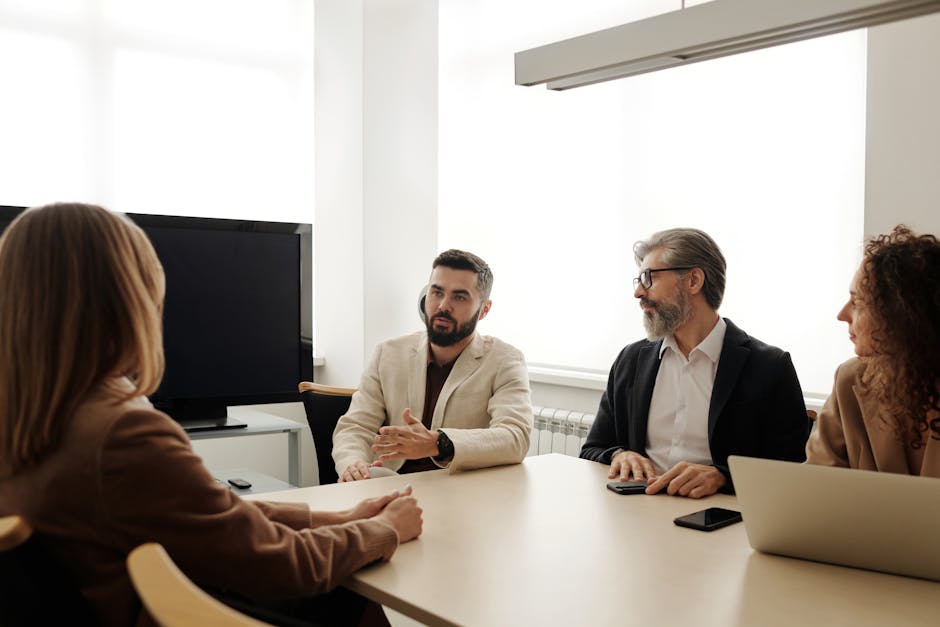 Reunião de descoberta com cliente B2B — comerciais a fazer perguntas estruturadas para qualificar oportunidade
