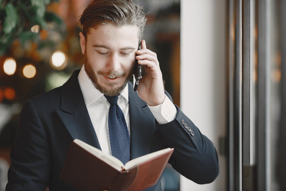 Seguimento pós-venda com cliente — comercial a fazer follow-up por telefone consultando agenda de contas activas