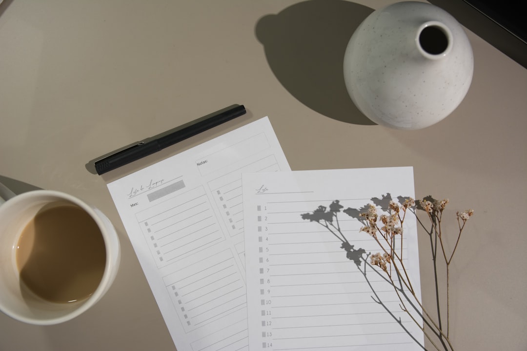 Comercial de PME a fazer a qualificação de oportunidades com uma checklist (BANT/MEDDIC)