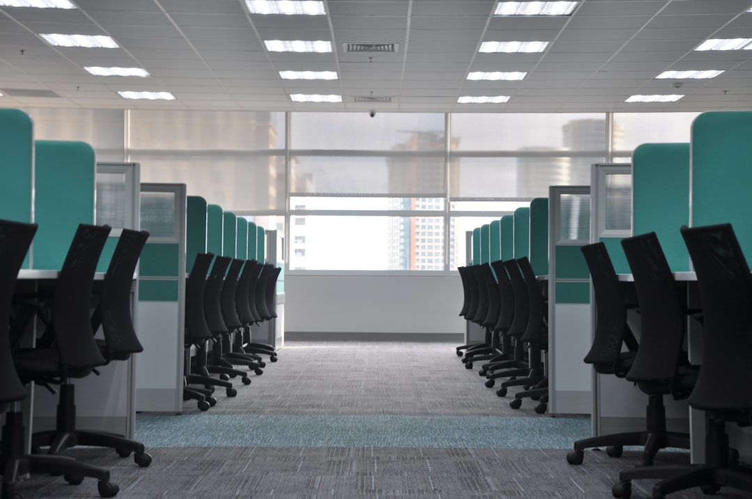Perfil de cliente ideal: equipa comercial a segmentar clientes-alvo num quadro