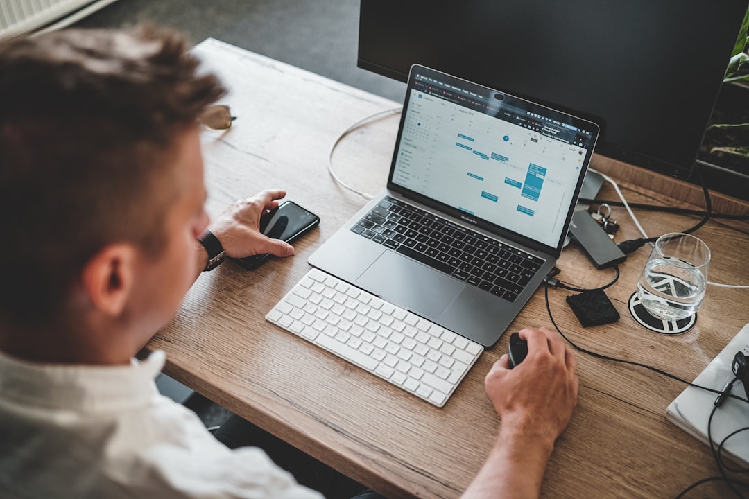 CRM na prática: comercial a usar o CRM no portátil