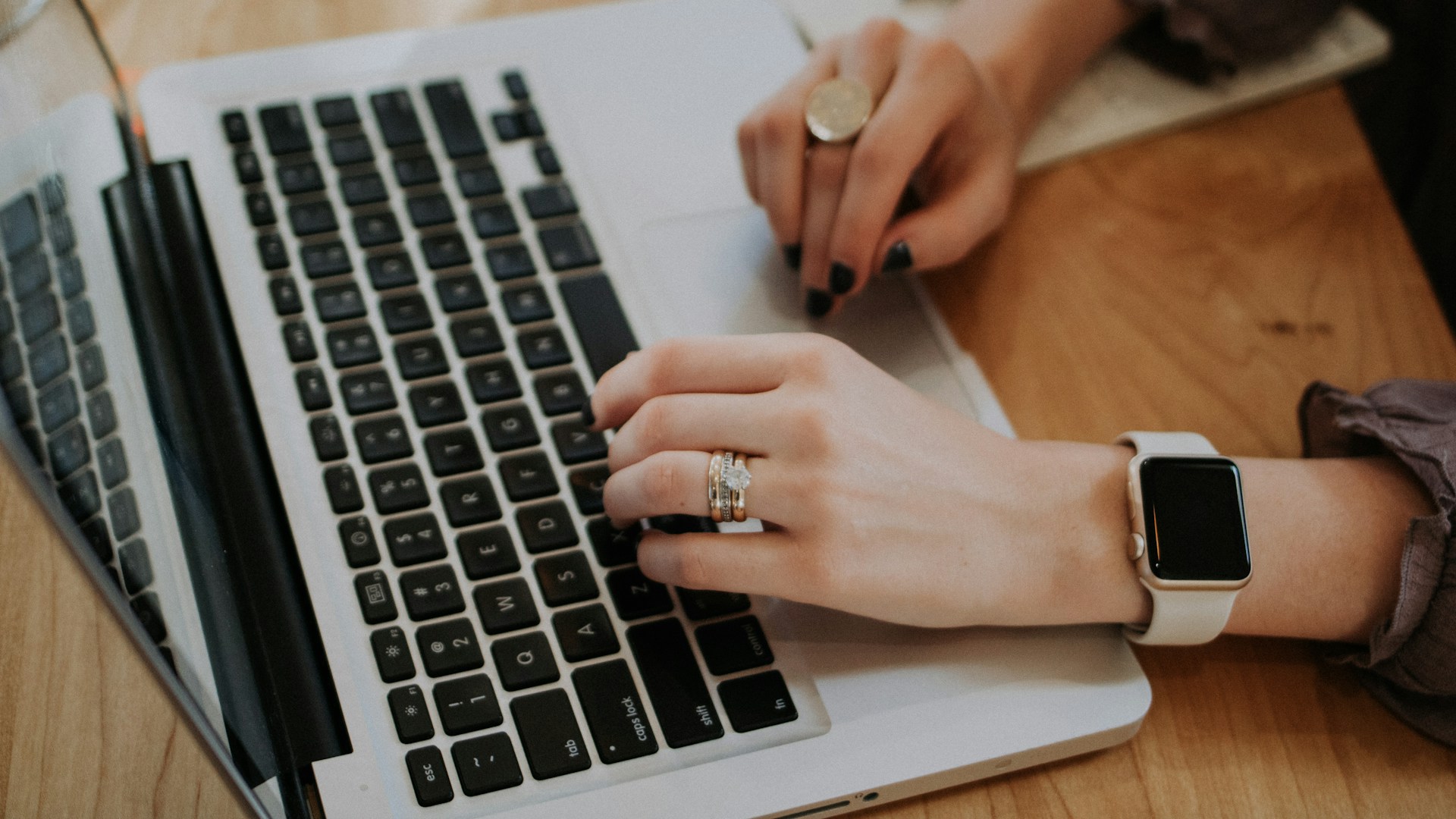Seguimento comercial: comercial a planear a cadência de contactos no portátil