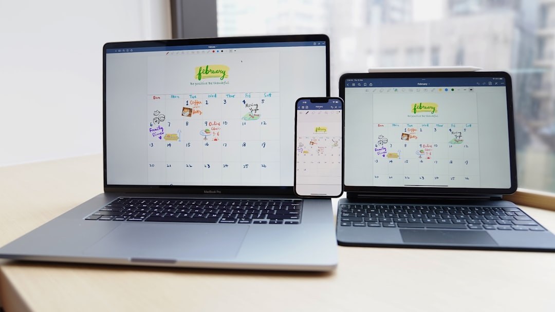Comercial a preparar o pipeline antes das férias, com calendário de agosto e portátil na secretária
