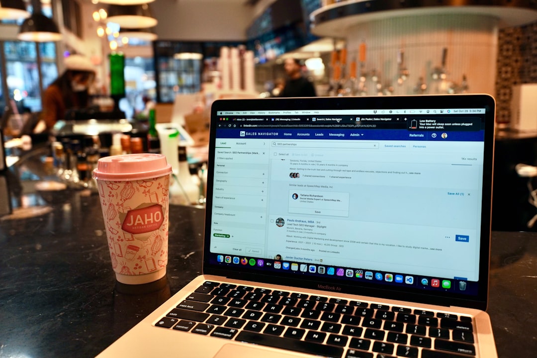 Comercial a fazer prospeção no LinkedIn no portátil, com o perfil de um potencial cliente no ecrã