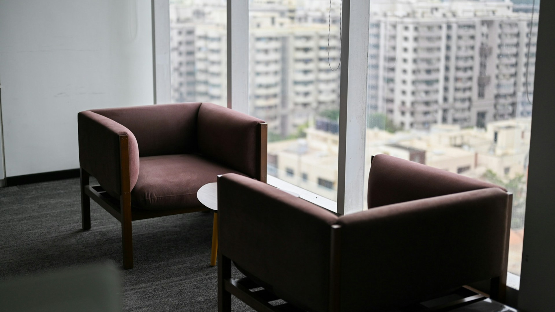 Dizer não ao cliente: duas poltronas frente a frente junto à janela de um escritório